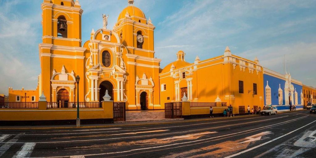 Mirabus Touristenbus in Trujillo