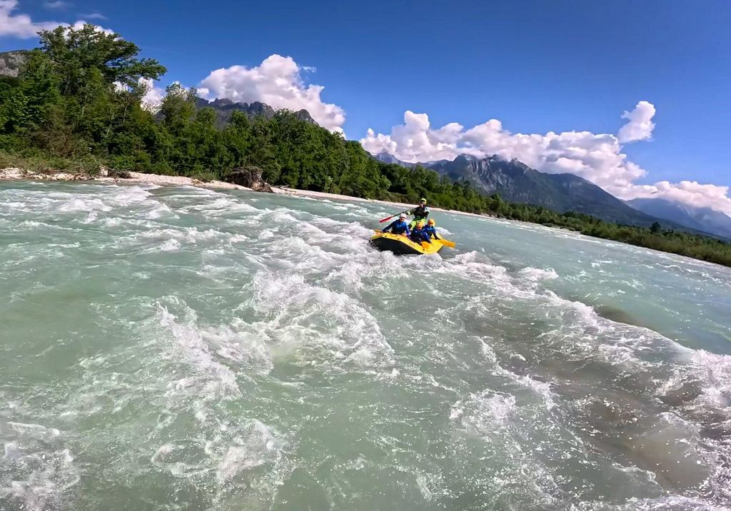 Dolomiten-Nationalpark in der Nähe der Olympiaanlage von Cortina: Rafting-Erlebnis