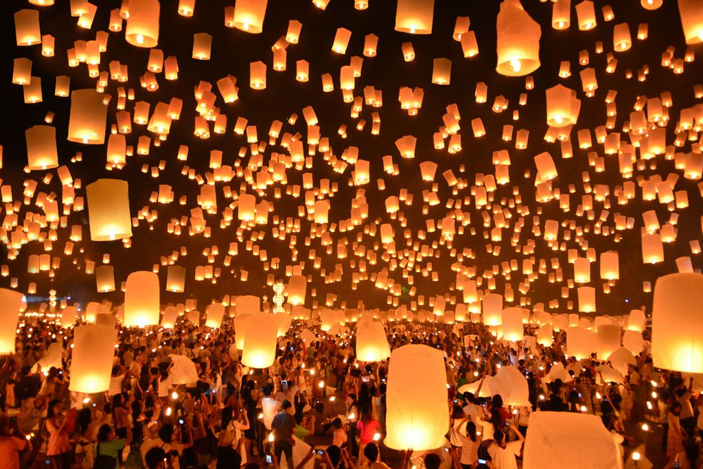 Fliegende Lichter am Yi Peng-Festival
