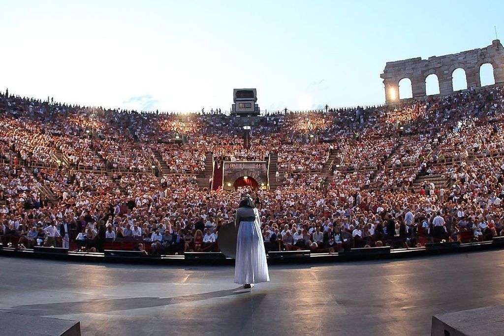 Vom Gardasee aus: Verona Arena Opera Ticket mit Transfer