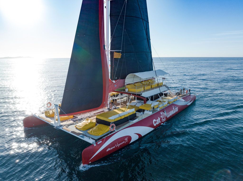 Cambrils: 1-stündige Katamaran-Kreuzfahrt mit balinesischem Bett und Getränk