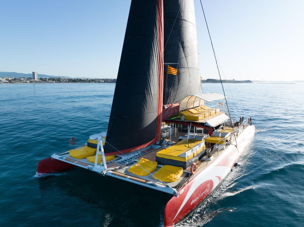 Cambrils: Katamaranfahrt mit Getränken und BBQ-Mittagessen Option