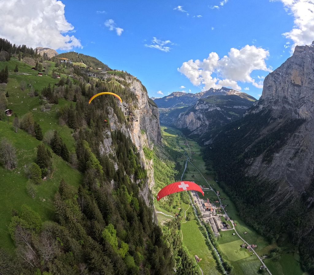 Mürren: Gleitschirmfliegen über Lauterbrunnens Felsen und Wasserfälle