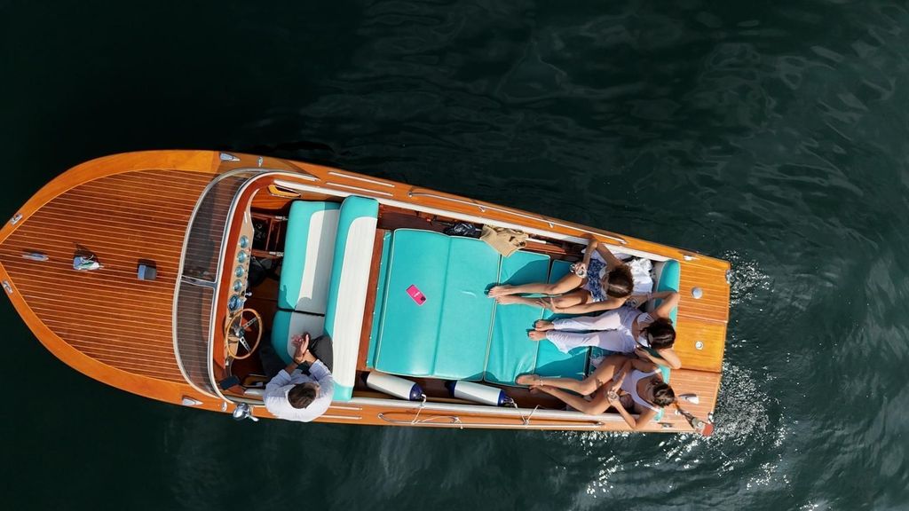 Comer See: Private Tour auf einem Holzboot mit Schwimmen und Prosecco