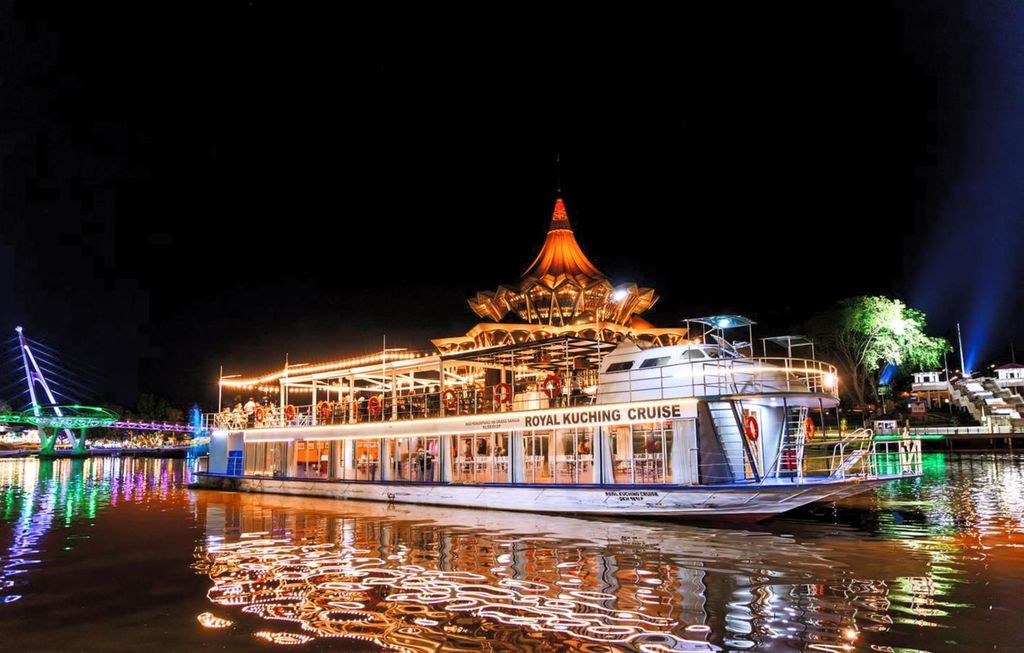 Kuching: Nachtkreuzfahrt, Tanzshow, Drink & optionales Abendessen