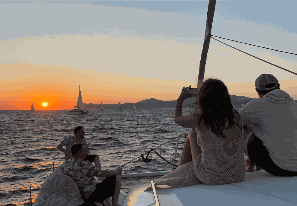 Santorini: Segeltörn bei Sonnenuntergang mit Abendessen und Getränken