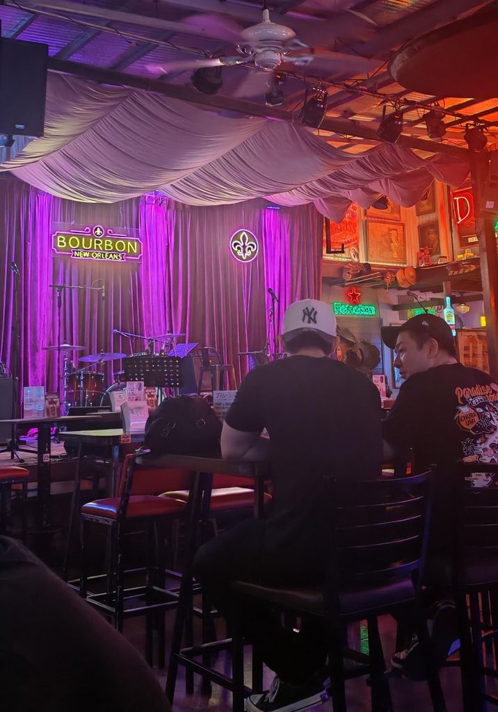 Makati: Nachtleben-Tour durch Poblacion mit weiblicher Guide