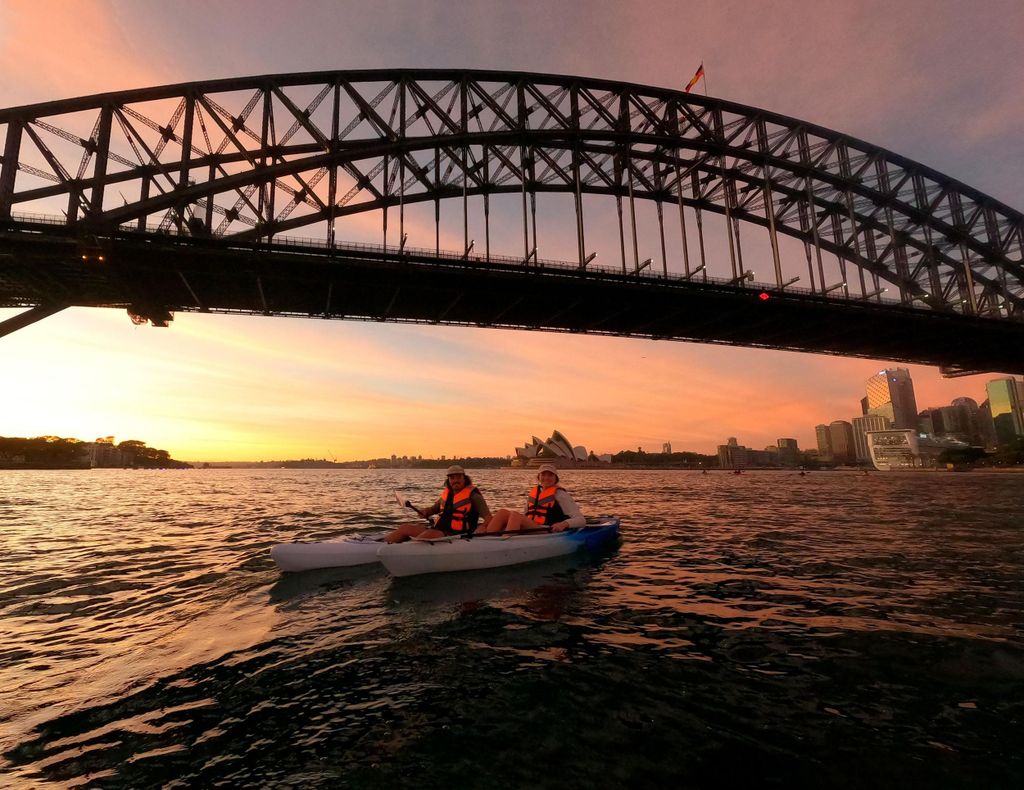 Sydney: Sonnenuntergangskajak – Tour zur Oper und Harbour Bridge (max. 5 Personen)