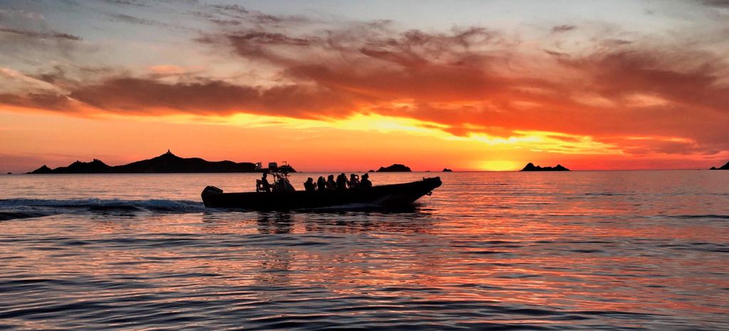 De Sagone/Cargese: Apéro bei Sonnenuntergang in den Calanques de Piana mit Badestopp