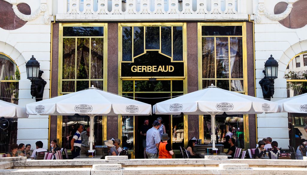 In Budapest huldigt man in mehr als 600 Cafés dem Genuss des Heißgetränks