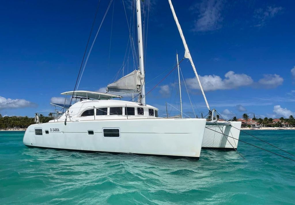 Milos: Halbtägige Katamaranfahrt mit Mittagessen in Kleftiko