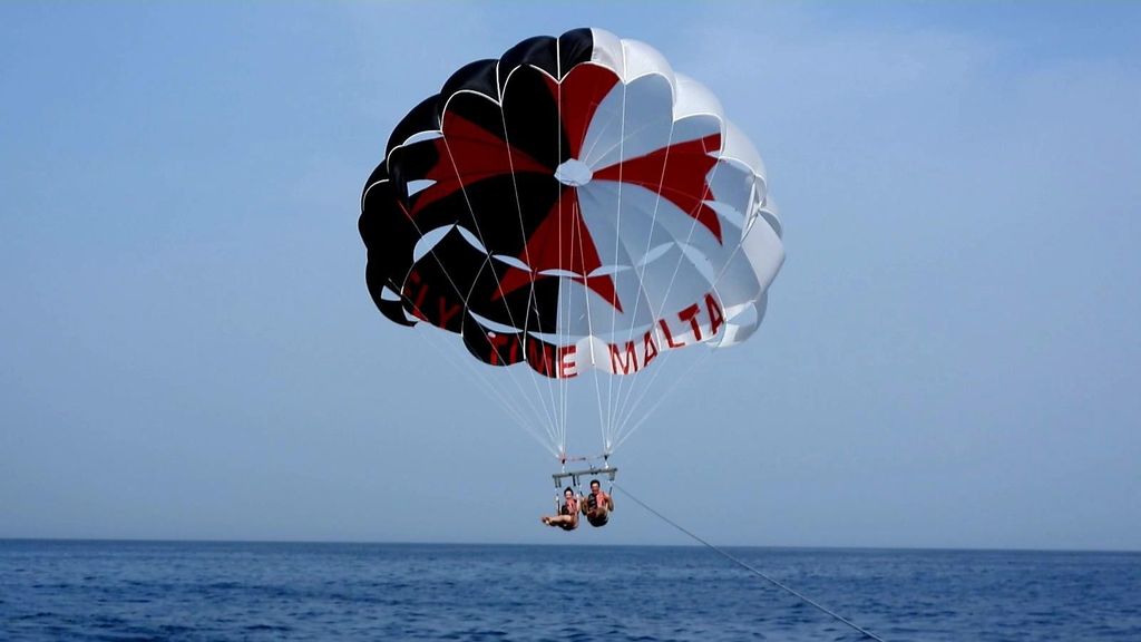 St. Julian's: Parasailing auf Malta mit Fotos und Videos
