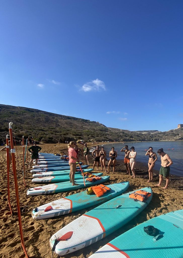 Stand-Up Paddleboarding Lektion in der Malta Surf School