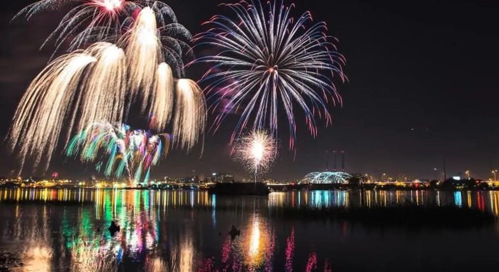 Bootsfahrten mit Feuerwerk in Providence