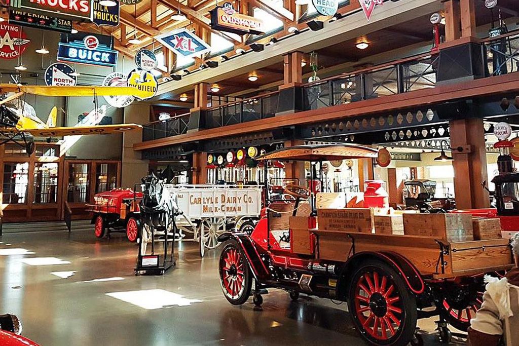 Calgary: 3,5-stündige Bustour mit Stadtführung und Besuch des Gasoline Alley Museums