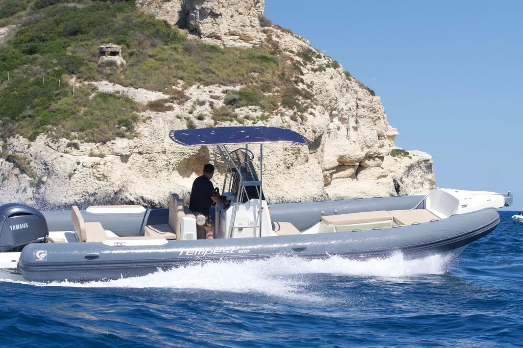 Cagliari: Bootsfahrt mit Zwischenstopps zum Schwimmen und Prosecco