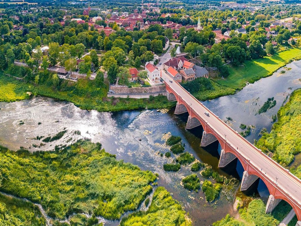 Von Riga: Tagestour nach Kuldiga UNESCO, Wasserfall & Wein