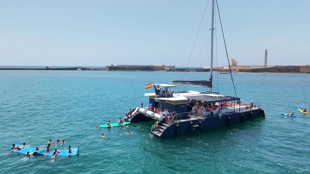 Cádiz: Katamaran-Tour in der Bucht von Cádiz mit Schwimmstopp (Jun–Sep)