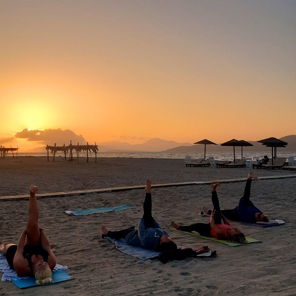 Pilates bei Sonnenuntergang am Strand von Tigaki
