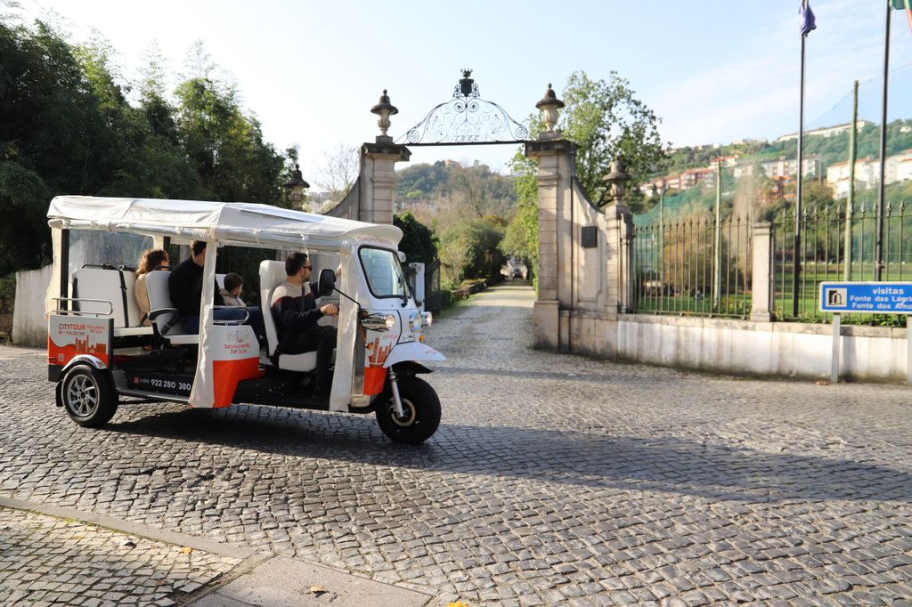 Coimbra: TukTuk-Abenteuer. Lokaler und mehrsprachiger Gastgeber. Abholung vom Hotel.