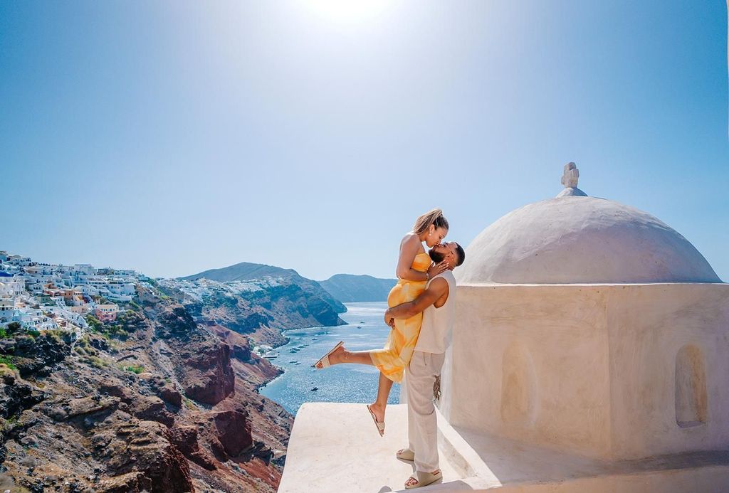 Santorini: Privates Fotoshooting für Paare in Oia mit 35 Fotos