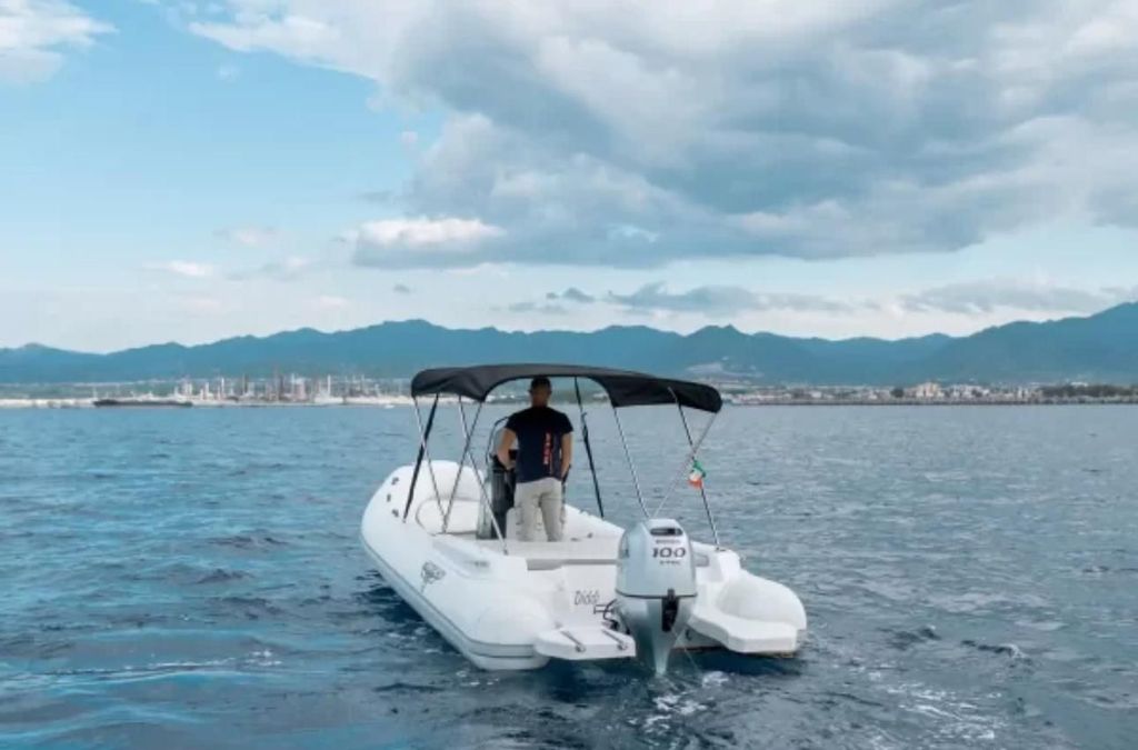 Miete Gommone G6.3 Diddi und erkunde den Äolischen Archipel