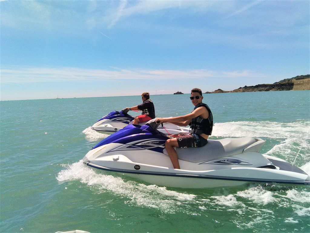 Jersey: Jetski mit Anleitung und Aufsicht auf dem Wasser