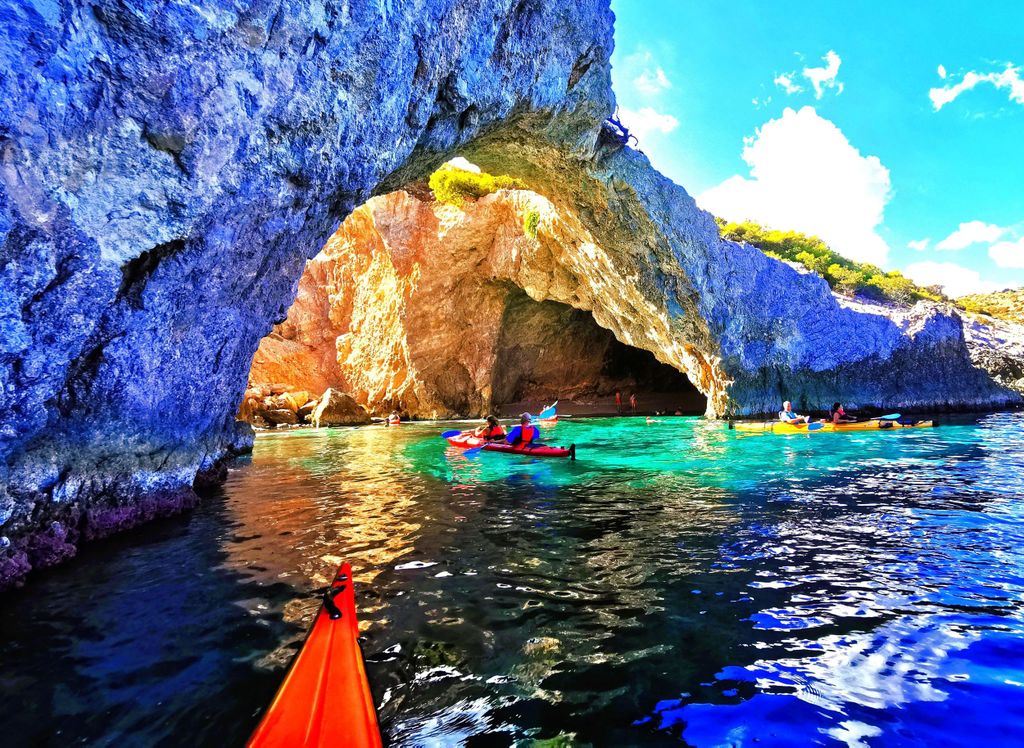 Von Athen aus: Geführte Seekajaktour durch den Korinthischen Golf