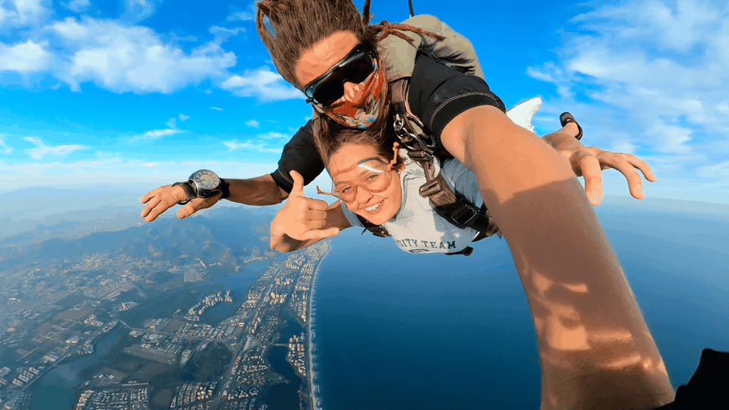 Rio de Janeiro: Tandem-Fallschirmsprung über dem Strand