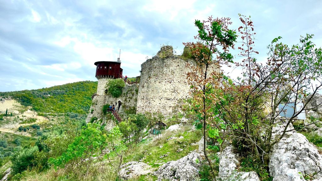 Tagestour zur Burg Petrela und Zip Line Albanien Abenteuer