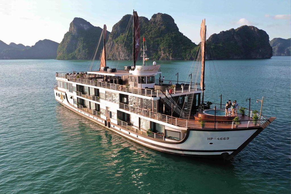 Hanoi: 2-tägige Kreuzfahrt in der Lan-Ha-Bucht, Dorf Viet Hai & Mahlzeiten