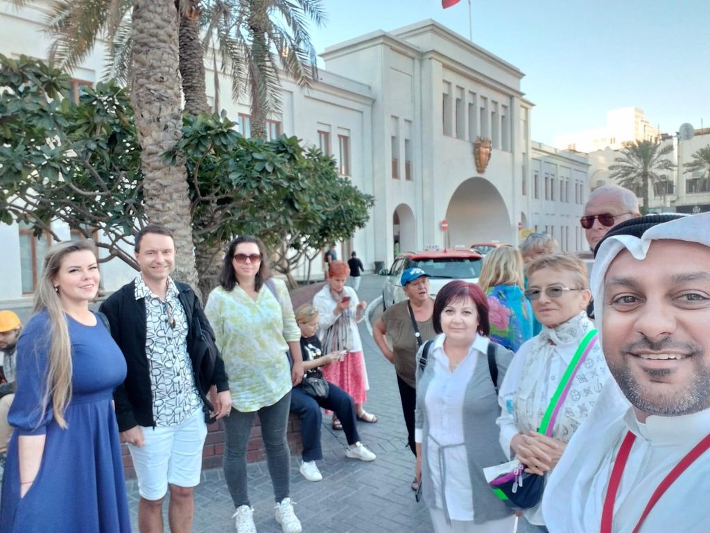 Bahrain: Tagestour zu den Highlights: Manama, Wüste & Baum des Lebens