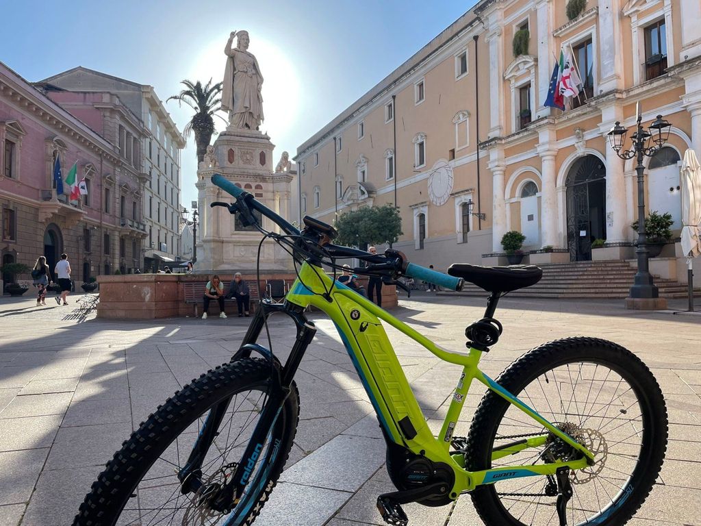 Sardinien: Miete ein E-Bike in Oristano