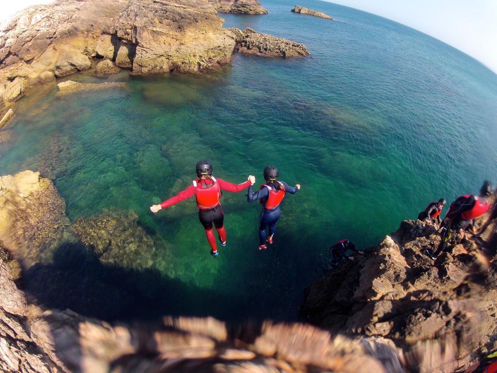 Coasteering Algarve: Klippenspringen, Schwimmen und Klettern in Sagres