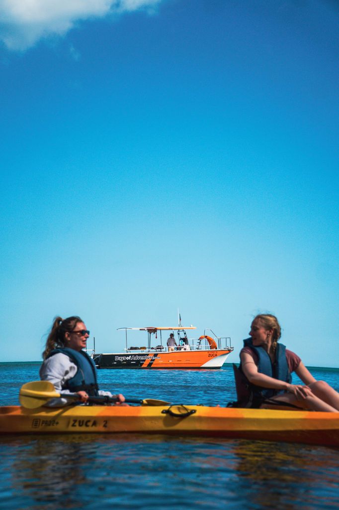 Von Lagos: Ponta da Piedade Höhlen Kajak Tour vom Katamaran aus